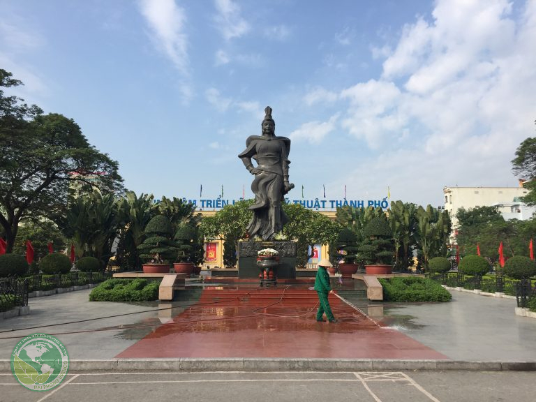 Vệ sinh, chăm sóc khu vực tượng đài Nữ tướng Lê Chân