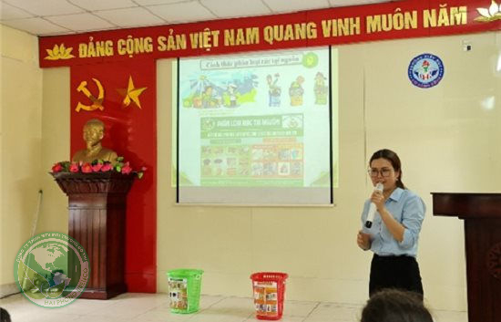 Công ty TNHH MTV Môi trường đô thị Hải Phòng tuyên truyền, hướng dẫn phân loại rác thải từ nguồn tại Trường tiểu học Dư Hàng Kênh