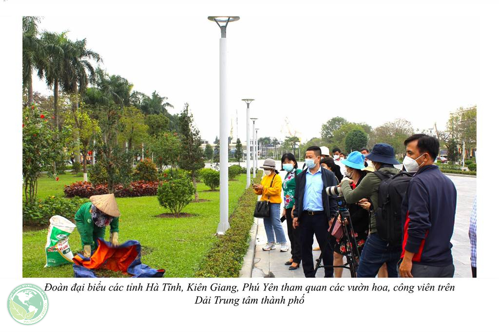 Đoàn đại biểu các tỉnh Hà Tĩnh, Kiên Giang, Phú Yên tham quan các vườn hoa, công viên trên Dải Trung tâm thành phố