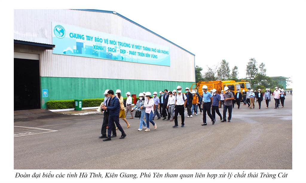 Đoàn đại biểu các tỉnh Hà Tĩnh, Kiên Giang, Phú Yên tham quan tại các khu vực nhà xưởng xử lý rác hữu cơ thành phân mùn vi sinh
